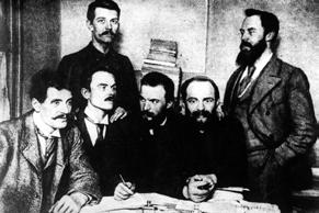 Józef Piłsudski, przez bliskich nazywany Ziukiem, ze stojącym obok, o rok starszym bratem Bronisławem - zwanym Bronisiem Józef Piłsudski urodzony 5 grudnia 1867 r.