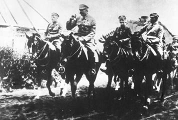 Józef Piłsudski z biskupem Władysławem Bandurskim, sufraganem lwowskim, duchowym opiekunem Legionów wśród żołnierzy na Wołyniu, 1916 r. Józef Piłsudski na fotografii z 1899 r.
