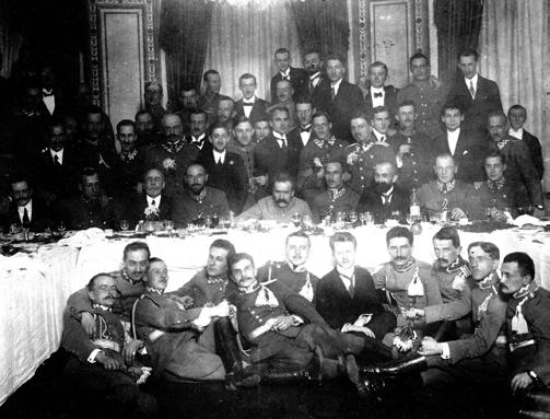 Marszałek Józef Piłsudski we Lwowie, kiedy to u stóp pomnika Adama Mickiewicza dekorował herb miasta Orderem Virtuti Militari - 22 listopada 1920 r.
