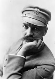 I choć nie do końca rozumieli, dlaczego mają złożyć broń, to wierzyli, że Komendant wie co robi. Sam J.Piłsudski został w lipcu 1917 r. aresztowany przez Niemców i osadzony w twierdzy w Magdeburgu.