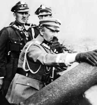 nocześnie na wschodzie zaczęły się pierwsze starcia z Armią Czerwoną. Na arenie wewnętrznej występował jako polityk ponadpartyjny.