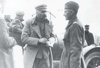 adiutant Naczelnika Państwa por. Tadeusz Kasprzycki (z prawej) po uroczystym nabożeństwie w katedrze św. Jana podczas uroczystości otwarcia Sejmu Ustawodawczego, Warszawa, 9 lutego 1919 r.