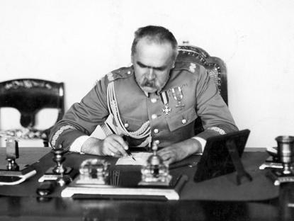 Marszałek przy pracy w swoim gabinecie, lata 1926-1935 Uroczystości imieninowe Marszałka Józefa Piłsudskiego solenizant w otoczeniu oficerów, Sulejówek, 19 marca 1925 r.