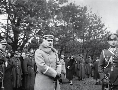 Wprawdzie poświęcił się spisywaniu wspomnień z czasów legionowych i wojny polsko-bolszewickiej, ale z uwagą obserwował życie polityczne.