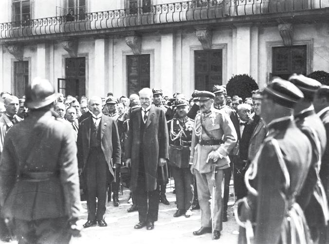 Za najwyższą wartość uznawano w niej Naczelnik Państwa Józef Piłsudski w Paryżu, przed frontem Gwardii Republikańskiej, po prawej stronie sztandar ufundowany przez generała Napoleona Bonaparte z