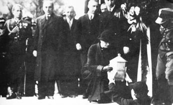 16 maja na Polu Mokotowskim przed trumną, ustawioną na lawecie armatniej odbyła się pożegnalna defilada oddziałów wojskowych.