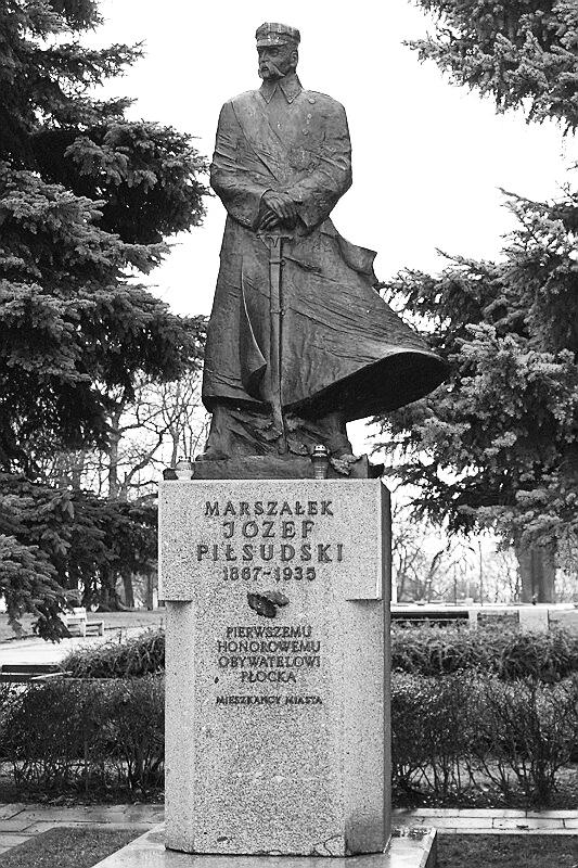 24 Pomnik Marszałka Józefa Piłsudskiego na placu Obrońców Warszawy w Płocku dłuta prof.