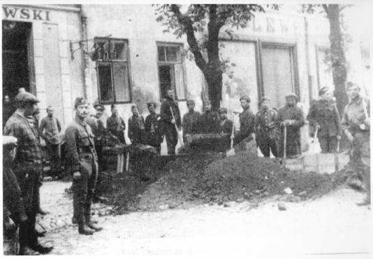 drogi powrotnej śmiertelnie ranny został towarzyszący mu inż. Stanisław Berezowski. Następnie kpt. A.