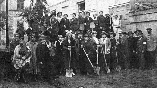 Piotr Augustynowicz, który mieszkał w pobliżu. Po opanowaniu sytuacji w rejonie Rynku Kanonicznego J. Landsberg Śmieciuszewska z garstką żołnierzy pobiegła ul.