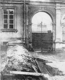 Barykada przy ulicy Kościuszki (obok dzisiejszej siedziby Książnicy Płockiej), fot. J. Bułhak, Tygodnik Ilustrowany 1920, nr 39 nej krwi.