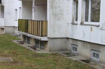 50 A. OStańska, K. Taracha BUDYNEK KLATKOWY NISKI PRZED PLANOWANĄ TERMOMODERNIZACJĄ Reprezentantem tego typu obiektów jest budynek znajdujący się przy ul. Harnasie 3.