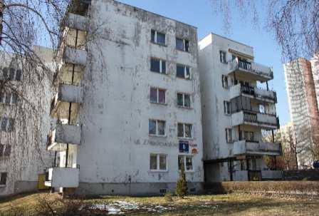 PROPOZYCJA POPRAWY STANU ENERGETYCZNEGO W OSIEDLU MIESZKANIOWYM 51 BUDYNEK PUNKTOWY NISKI PRZED PLANOWANĄ TERMOMODERNIZACJĄ Reprezentantem tego typu obiektów jest budynek znajdujący się przy ul.