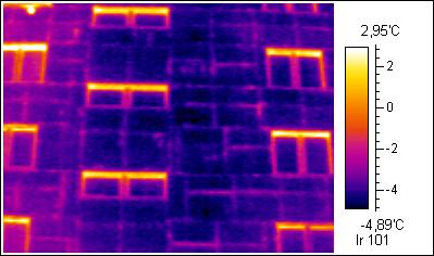 PROPOZYCJA POPRAWY STANU ENERGETYCZNEGO W OSIEDLU MIESZKANIOWYM 53 Ryc.11. Termogram do ryc.9. Ucieczka ciepła przez ściany, z nasileniem w strefie cokołu i wejścia. Fig. 11.