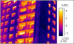Termogram do il. 14. Narożnik północnowschodni. Mostki przy płytach loggi dostawianych Fig. 15. Thermal image of the same building: Heat losses in loggias Ryc.17.