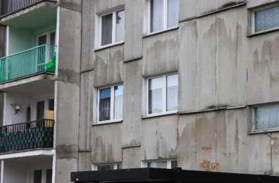Fragment budynku prefabrykowanego na styku I i II etapu ocieplenia. Zły stan płyt okładzinowych i stolarki okiennej, brak ocieplenia cokołu w obu etapach ocieplenia Fig. 18.