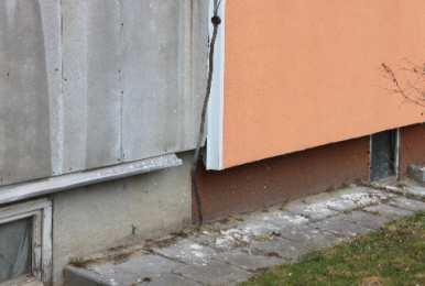 W segmentach ocieplonych w I etapie zauważono ucieczkę ciepła całą powierzchnią ścian z nasileniem na stykach płyt osłonowych.