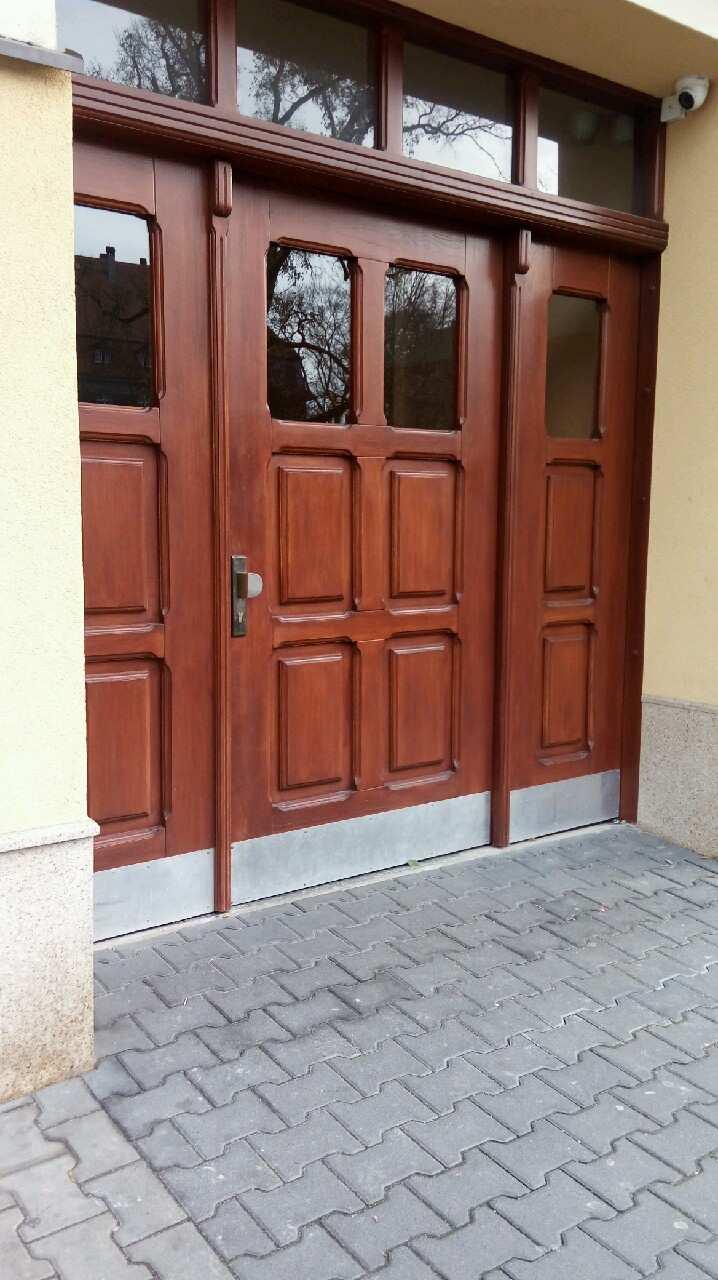 Fot. 25 ( brama zlokalizowana przy ulicy Przemysłowej w Poznaniu) Przykład bramy zewnętrznej drewnianej