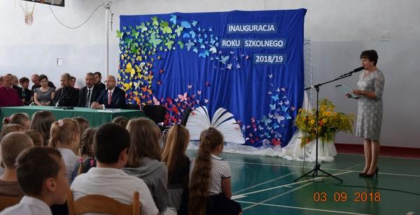 Znów minęły dwa miesiące beztroskiej zabawy Opalaliśmy się, wypoczywaliśmy, nabieraliśmy sił do pracy Po dwóch miesiącach ponownie powitaliśmy się serdecznie z kolegami, koleżankami, nauczycielami