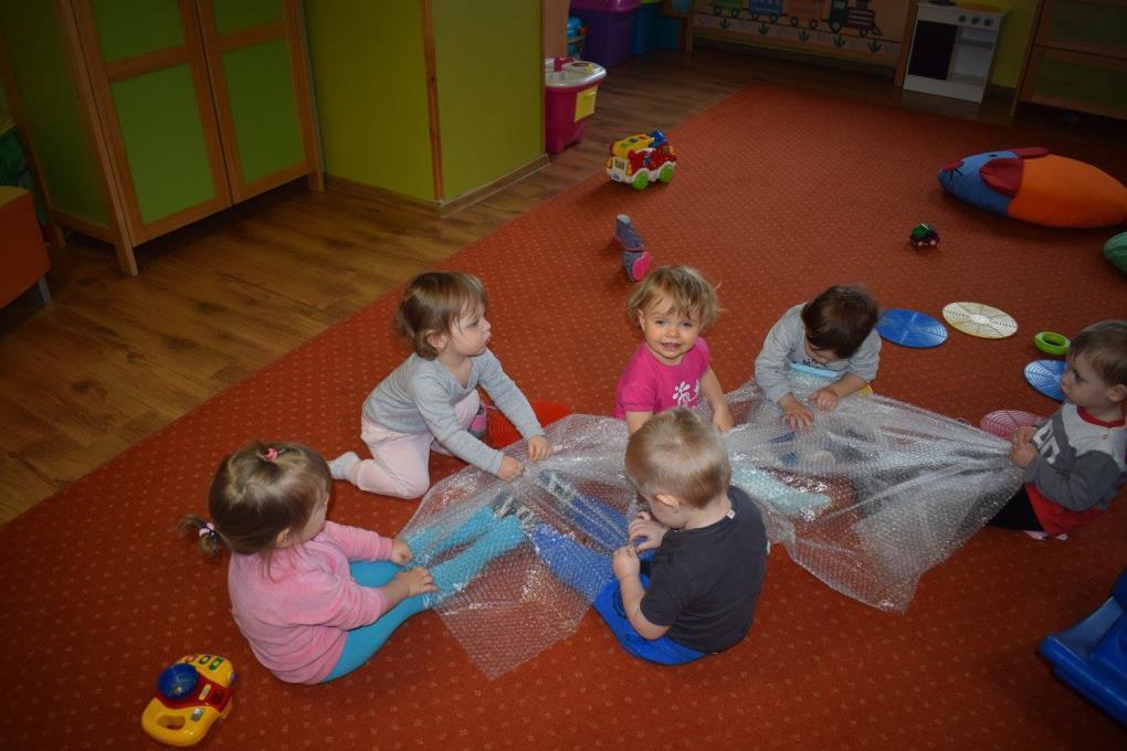 Co słychać w żłobku? W styczniu swoje drugie urodziny obchodzili Michaś i Oliwcia. Był słodki poczęstunek i głośne sto lat dla naszych małych solenizantów. Smykusie bawiły się na Balu Karnawałowym.