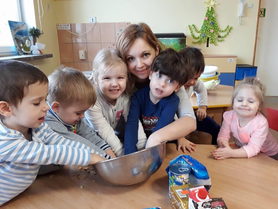 rogaliki z czekoladą przygotowane na ogólnopolski dzień rogalika, kolorowe naleśniki oraz czekoladowe kuleczki.