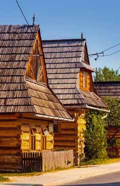 XVIII-XIX w. Domy, wybudowane w stylu podhalańskim z drewnianych płazów, ustawione są ciasno szczytami do drogi.