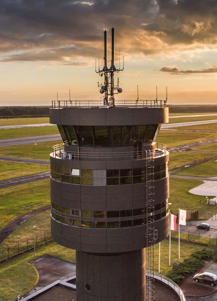 Zapewnienie bezpieczeństwa i ochrony Safety & Security Wobec zmian technologicznych i rozwoju działalności lotniczej, ciągłe podnoszenie poziomu bezpieczeństwa operacji lotniczych jest priorytetem