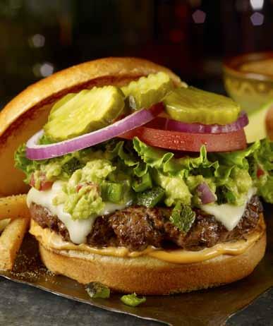 BACON CHEESEBURGER Burger zapiekany z serem Colby i bekonem serwowany z plastrami pomidora, cebulą, ogórkiem korniszon oraz sałatą.