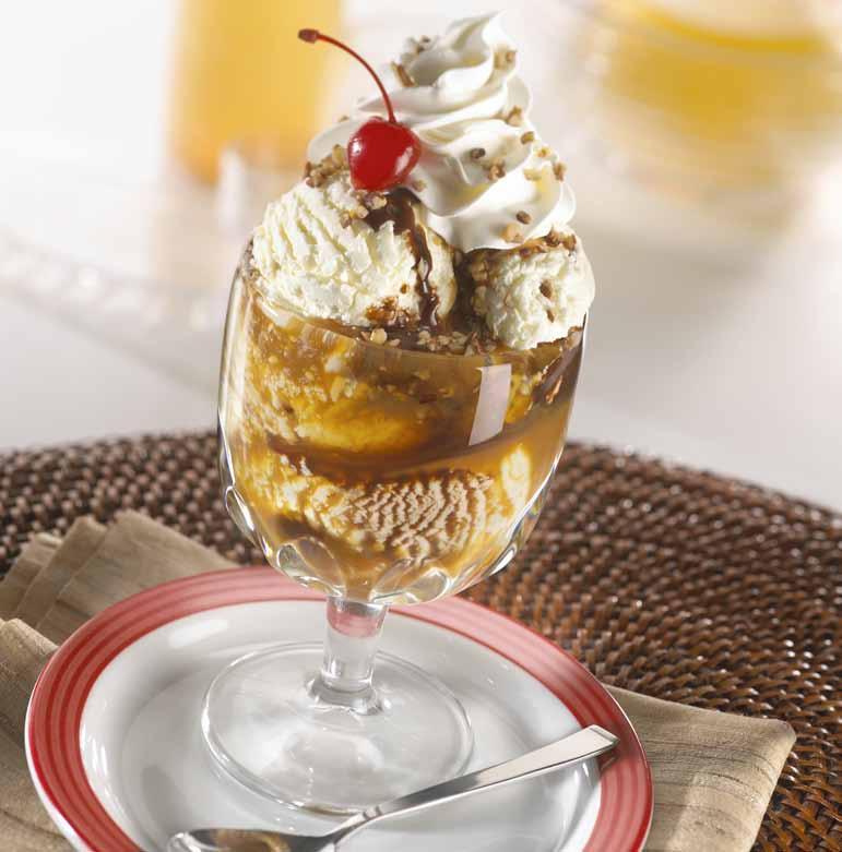FRIDAYS SUNDAE Trzy kulki kremowych lodów waniliowych polanych ciepłą polewą czekoladową i karmelową z dodatkiem orzechów oraz bitej śmietany.