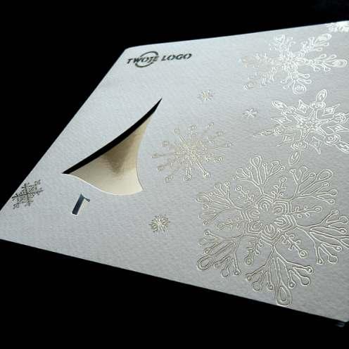 Kartka świąteczna K516 z białą kopertą rozmiary: zamknięta 152x152mm, otwarta 152x304mm, środek 144x299mm, koperta 156x156mm okładka: papier ozdobny,