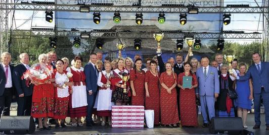 polu. Wśród gości korowodu szli gospodarze uroczystości, m.in. marszałek Adam Struzik i wicemarszałek Wiesław Raboszuk.