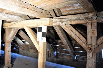 Fotografia nr 61/7pn - W obrębie słupa nr 7 pn belki konstrukcyjne więźby dachowej porażone są przez grzyby 