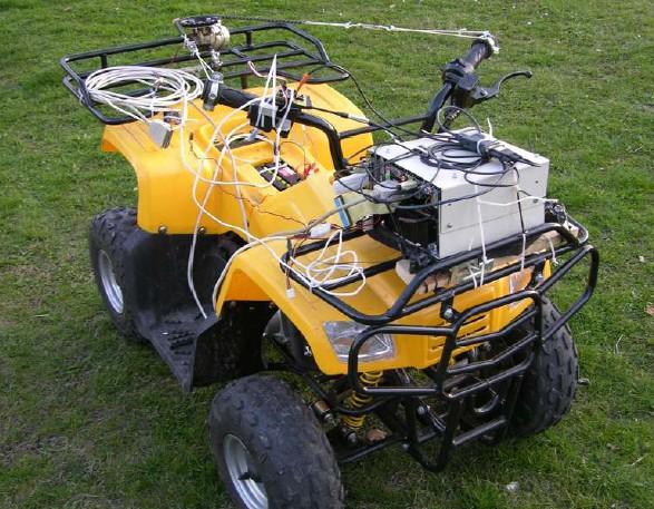 Quad wersja 2 : Sterowanie pozostawione z wersji 1(gaz, hamulec, kierownica) wymieniony komputer, na przemysłowy, zasilany 12V (bez UPS jak w wersji 1).
