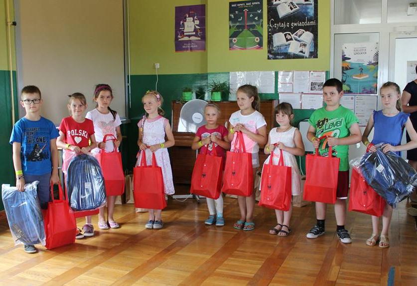 uczniów, którzy uczestniczyli w konkursie plastycznym ZAGROŻENIA W GOSPODARSTWIE ROLNYM W OCZACH DZIECKA W GMINIE ORLA zorganizowanym przez OIP Białystok oraz w konkursie plastycznym DBAMY O