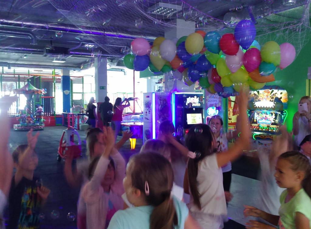 interaktywnej podłogi, małpiego gaju, przez zakręcone zjeżdżalnie, fantastyczne tory przeszkód, po trampoliny, pajęczą wieżę i