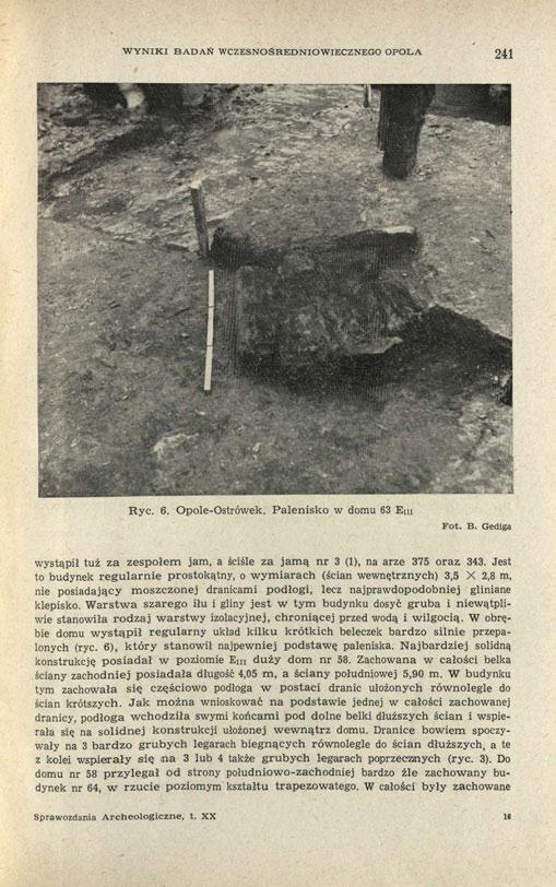 WYNIKI BADAŃ WCZESNOŚREDNIOWIECZNEGO OPOLA 241 Ryc. 6. Opole-Ostrówek. Palenisko w domu 63 E III Fot. B. Gediga wystąpił tuż za zespołem jam, a ściśle za jamą nr 3 (1), na arze 375 oraz 343.
