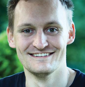 Przygotowuje kontrakty energetyczne, opiniuje kwestie związane z przyłączaniem do sieci, bilansowaniem zużycia odbiorców i usługami DSR i rynkiem mocy, doradza przedsiębiorstwom energochłonnym.