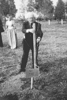 Prof. Adam Maldzis przy swej jarzębinie w Smolhowie, posadzonej w 180-lecie ur. Władysława Syrokomli (wrzesień 2003) Polskie i białoruskie doświadczenia Czyli prof.