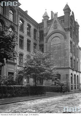 Budynek IV Gimnazjum w Podgórzu, ul. Krzemionki 11, wzniesiony w l. 1913-18 według projektu arch.