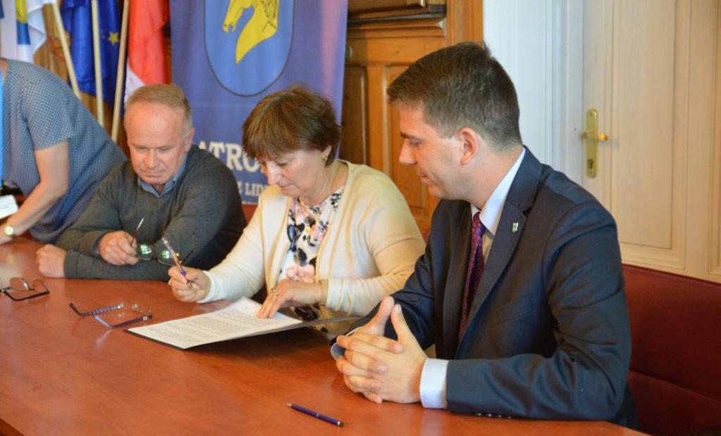 Kolejne umowy na wymianę pieców już podpisane W roku 2017 po raz pierwszy w naszej gminie uruchomiono procedurę dofinansowania wymiany ogrzewania węglowego na proekologiczne w budynkach mieszkalnych