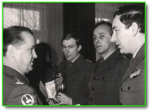 Płk dypl. Józef Kosno gratuluje dowódcą pododdziałów nagród, od prawej mjr Andrzej Piotrowski, por Jerzy Gołub, por Walenty Bartoszuk.