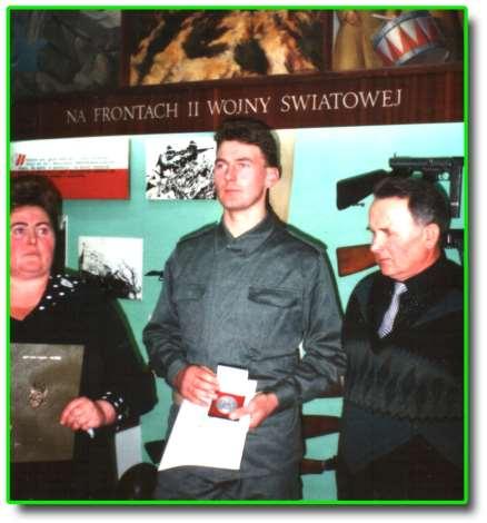 Szer. Józef Kamiński wraz z rodzicami odbiera wyróżnienie. W dniu 23 listopada 1994 roku w przejściu drogowym w Ogrodnikach szer.