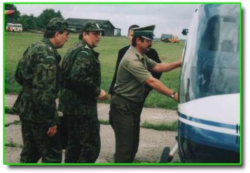 Dowódcą grupy został mjr Józef Kurandy, pilot z 26-cio letnim stażem w oblatywaniu śmigłowców. Komendant Główny SG na lotnisku w Krywlanach przy śmigłowcu typu Bell.