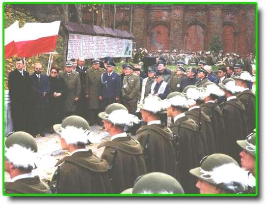 Tablicę ufundował w 80 tą rocznicę Odzyskania Niepodległości Komendant Główny Straży Granicznej.