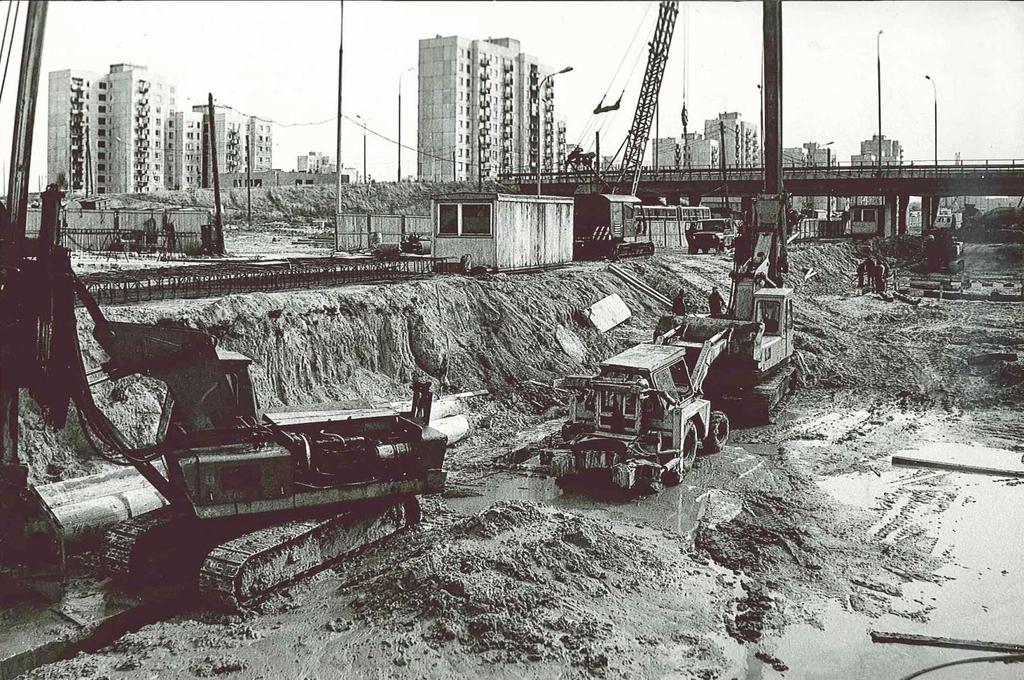 powyżej: budowa odcinka tunelu Ursynów-Służew W zasadzie pod koniec 1994 r. I odcinek metra był przygotowany do rozpoczęcia eksploatacji. W tym czasie pociągi rozpoczęły kursowanie wg.