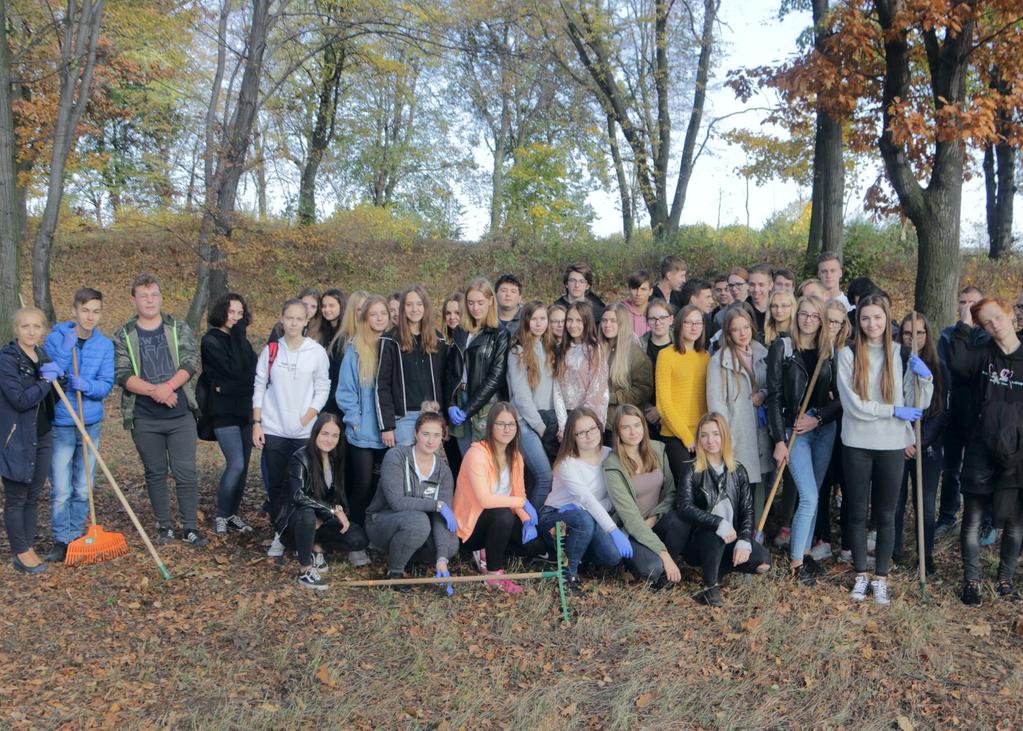Polska The Times Numer 4 11/2018 Strona 13 #dla#niepodległej#wiilo W dniu 19 października 2018 roku uczniowie klas pierwszych II Liceum Ogólnokształcącego posprzątali cmentarz z okresu pierwszej