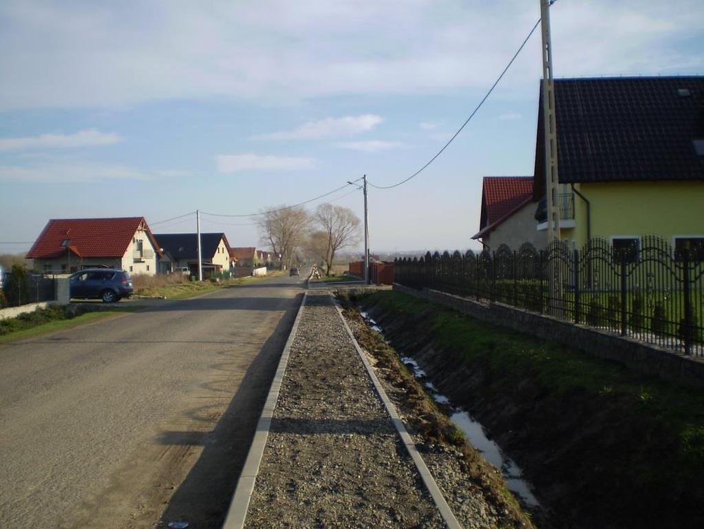 kościoła, GOPS-u, biblioteki, sklepów i Urzędu Gminy w Męcince.