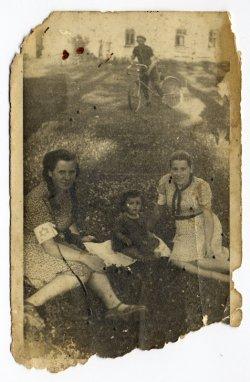 Czterej Szallowie ukrywani przez rodzinę Ulmów, przed domem Ulmów w Markowej, 1942-1944