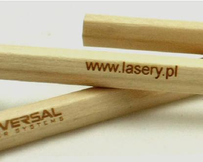 Drewniana oprawa doskonale poddaje się obróbce laserowej, dzięki czemu przedmiot codziennego użytku, może stać się efektowną