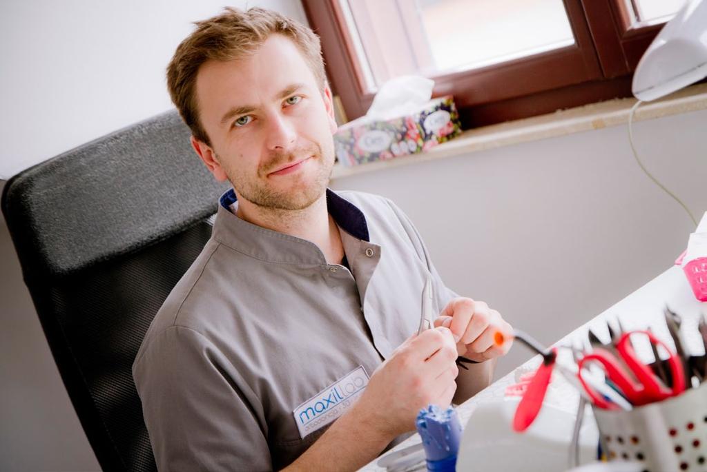 ORTODONCJA Świadomość samorozwoju rozmówca tech. dent. Łukasz Grodziński właściciel pracowni ortodontycznej Maxillab, Wrocław instruktor specjalistycznych kursów i szkoleń www.kursyortodontyczne.