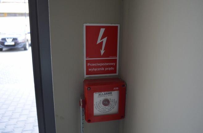 przeciwpożarowe wyłączniki prądu, które zlokalizowane są przy wyjściach ewakuacyjnych z